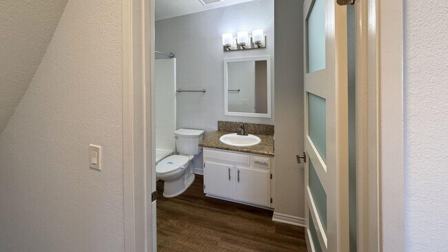 Foto del edificio - 4071 McLaughlin Ave
