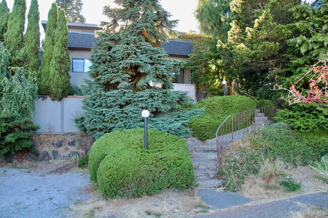 Frente con zona de aparcamiento - 10249 33rd Ave sw