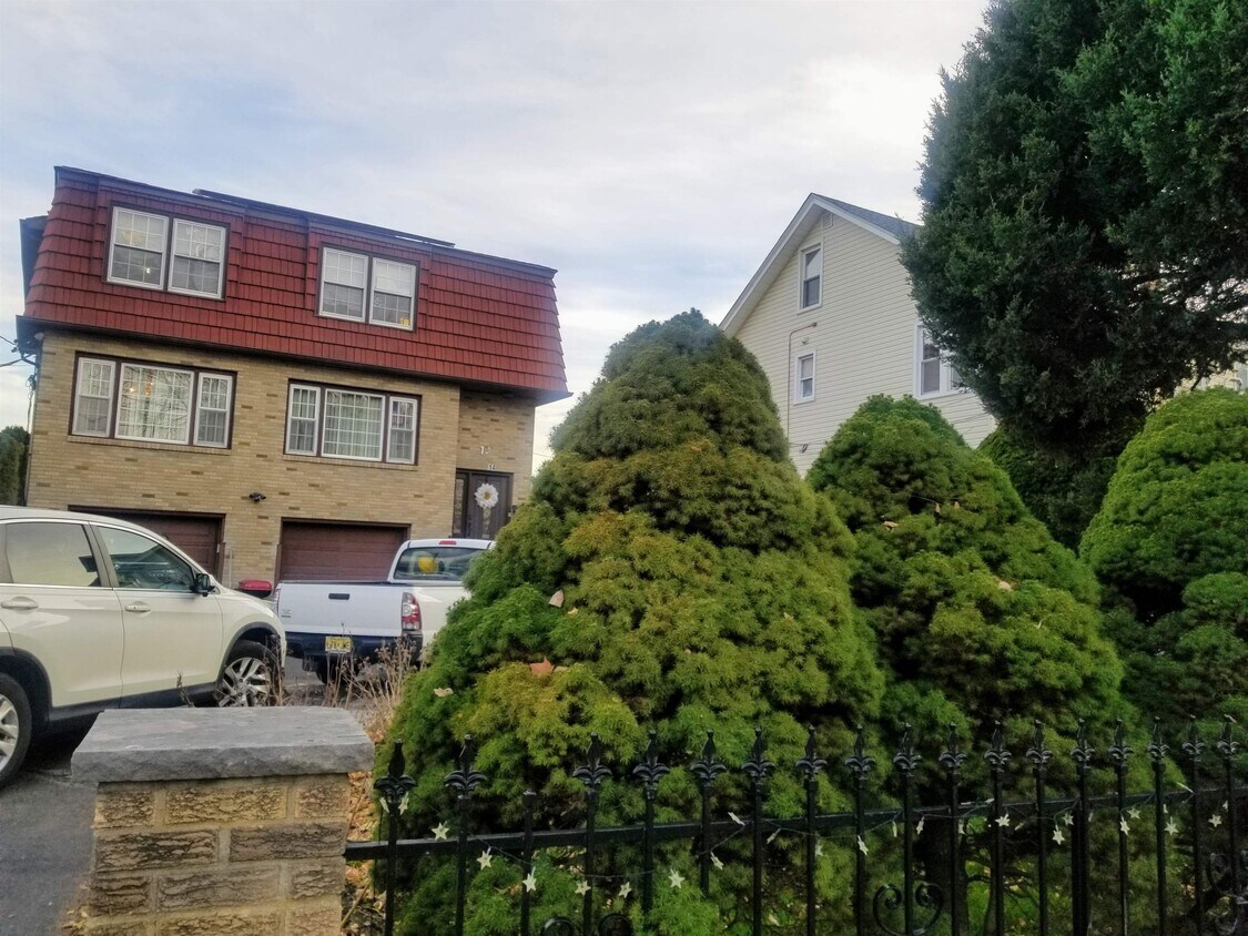 14 Riverside Ave, Lyndhurst, NJ 07071 Condo for Rent in Lyndhurst, NJ