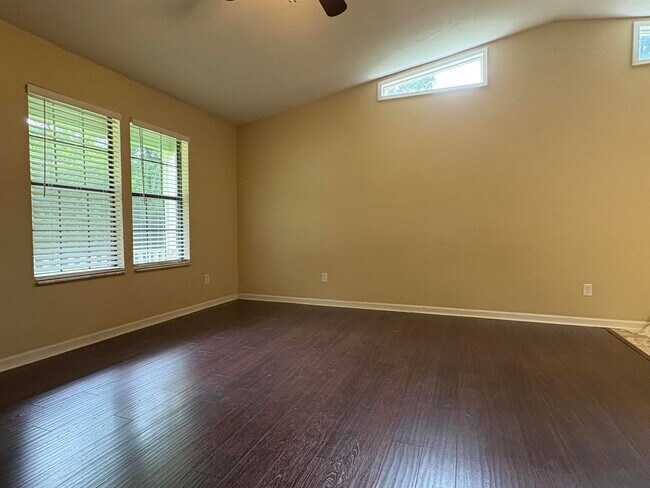 Foto del edificio - 733 Livingston Ct