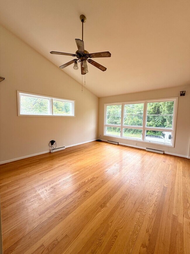 Foto del edificio - Bright & Spacious Home in the City