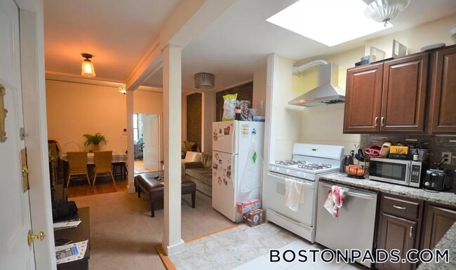 Building Photo - 918 Beacon St