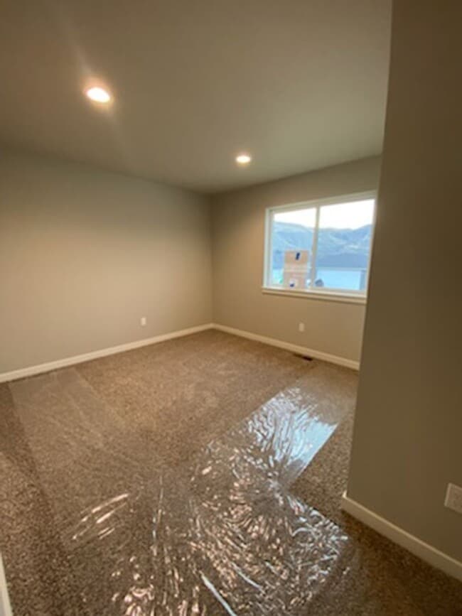 Building Photo - Luxury 3 bedroom, 2 bath home with double garage!