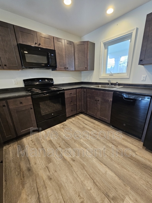 Building Photo - 222 Vermont 15 - 222 B