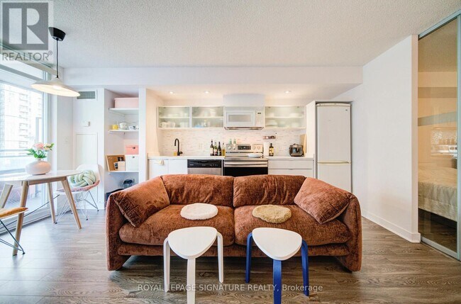 Photo du bâtiment - 705-4k Spadina Ave.