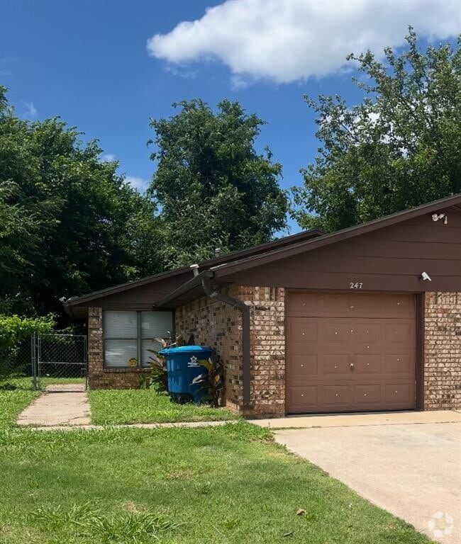Building Photo - 247 Windsor Way