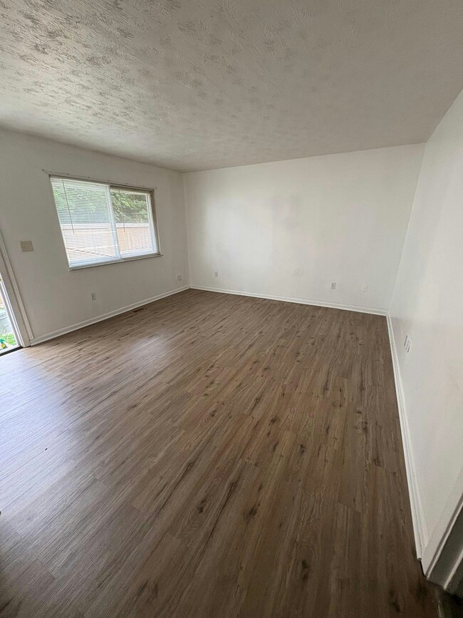 Building Photo - 56 Fernwood Ave