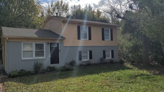 Building Photo - 453 Fairfax Dr