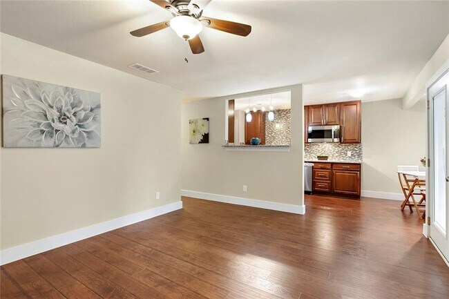 Foto del edificio - 6101 Harwin Ln