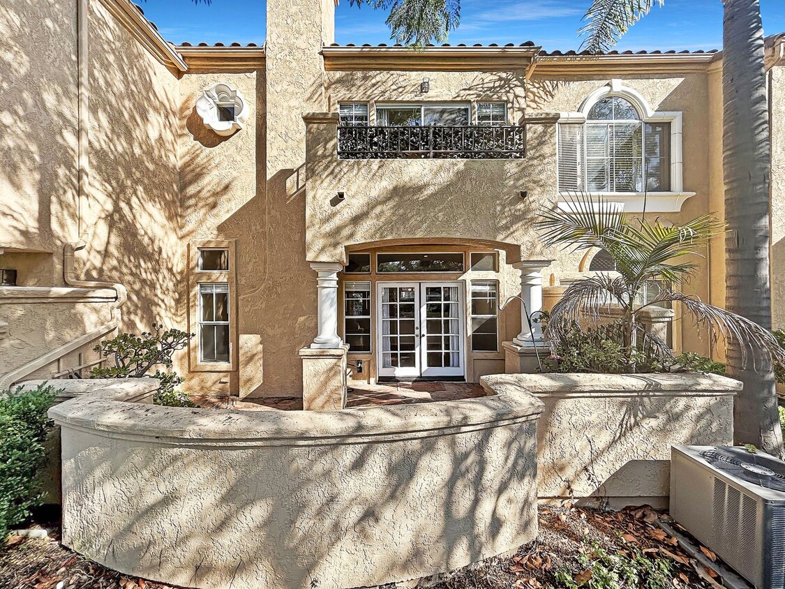 Foto principal - Beautiful 3BD/2.5BA Townhouse in Tierrasan...