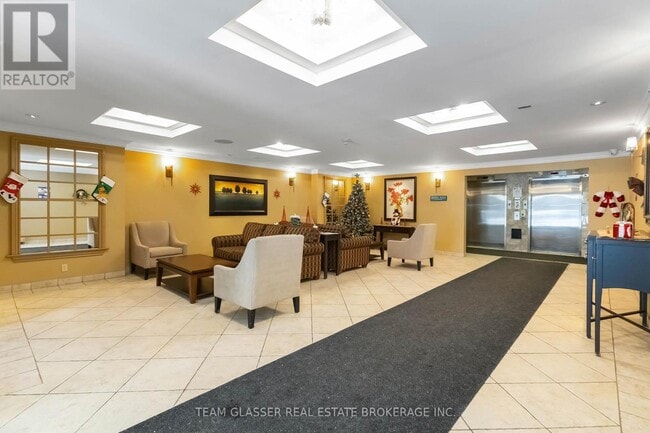 Building Photo - 1460 Beaverbrook Ave