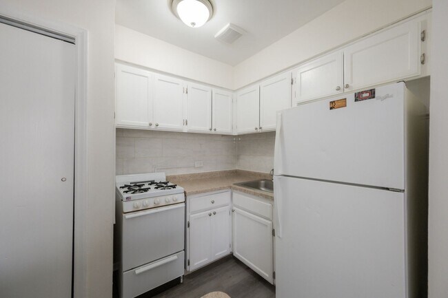 Building Photo - 15311-16 Knox Ave-