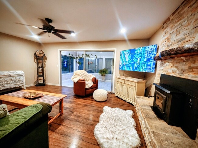 Foto del edificio - 820 Blue Bell Ct