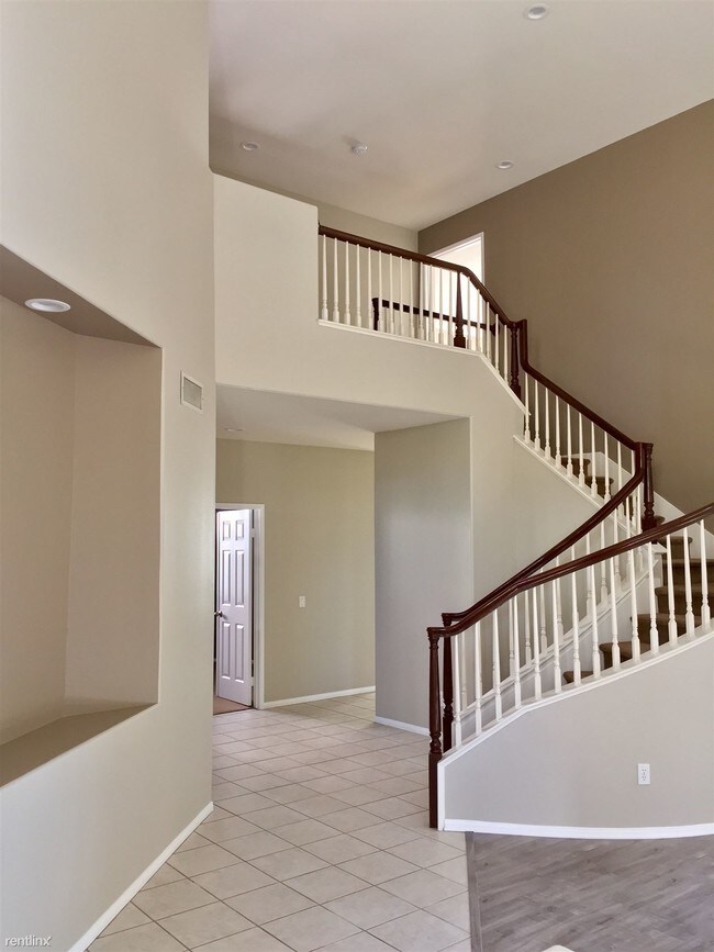 Building Photo - 535 Aliento Way