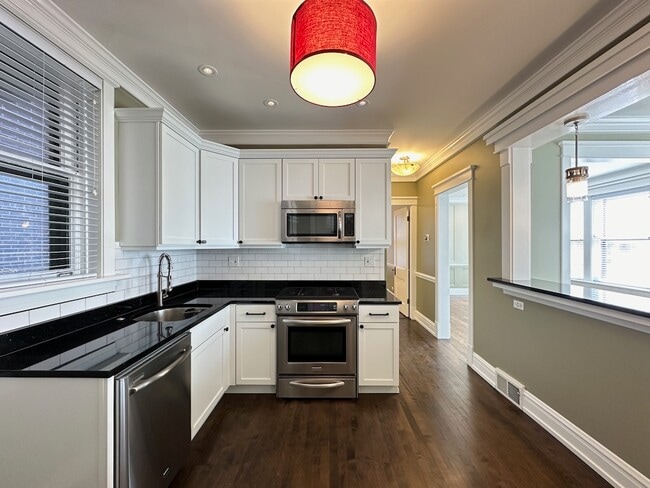 Building Photo - 1915 W Berenice Ave