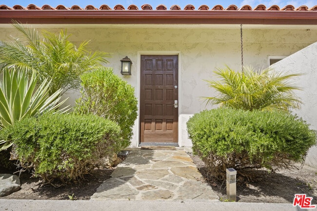 Foto del edificio - 29500 Heathercliff Rd