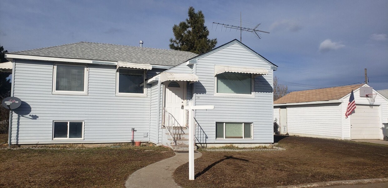 Primary Photo - 3 bedrooms, 1.5 bath home with single car ...