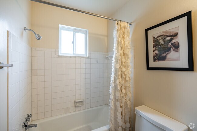 2 habitaciones, 1 baño - 900 pies cuadrados - Baño - Eastlawn Arms Apartments