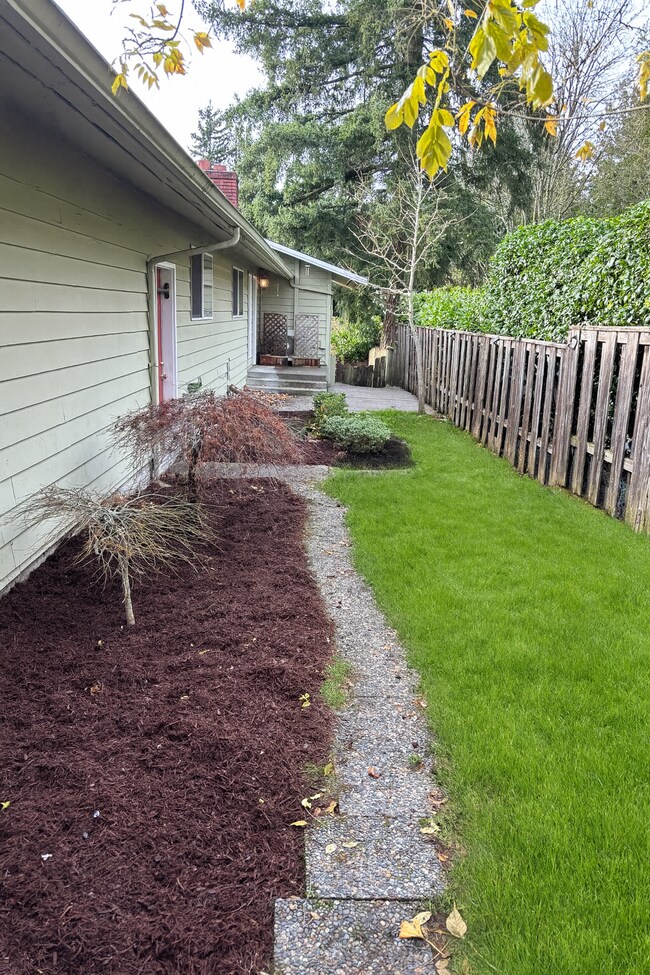 Foto del edificio - 11538 3rd Ave NW