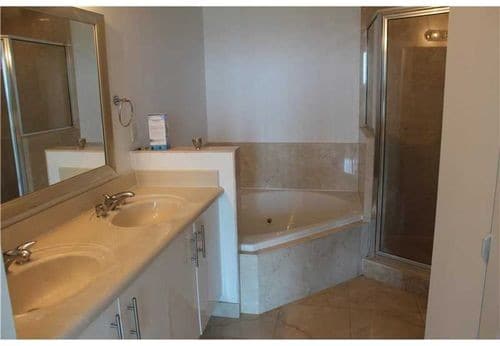 Foto del edificio - 7900 Harbor Island Dr