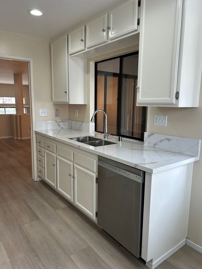 Foto del edificio - Bright, spacious townhouse located in UTC area, convenient to shopping and public transportation.