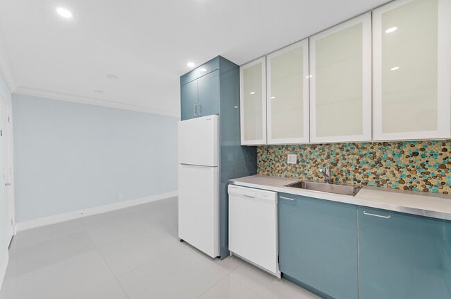 Foto del edificio - 3220 Bayview Dr