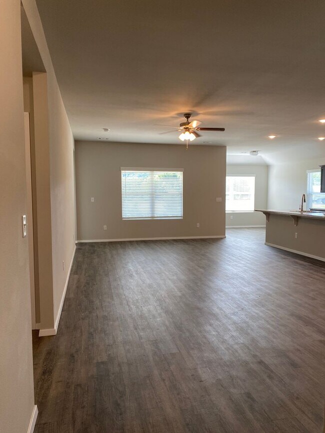 Foto del edificio - *Pre-Leasing* Three Bedroom | Two Bathroom...