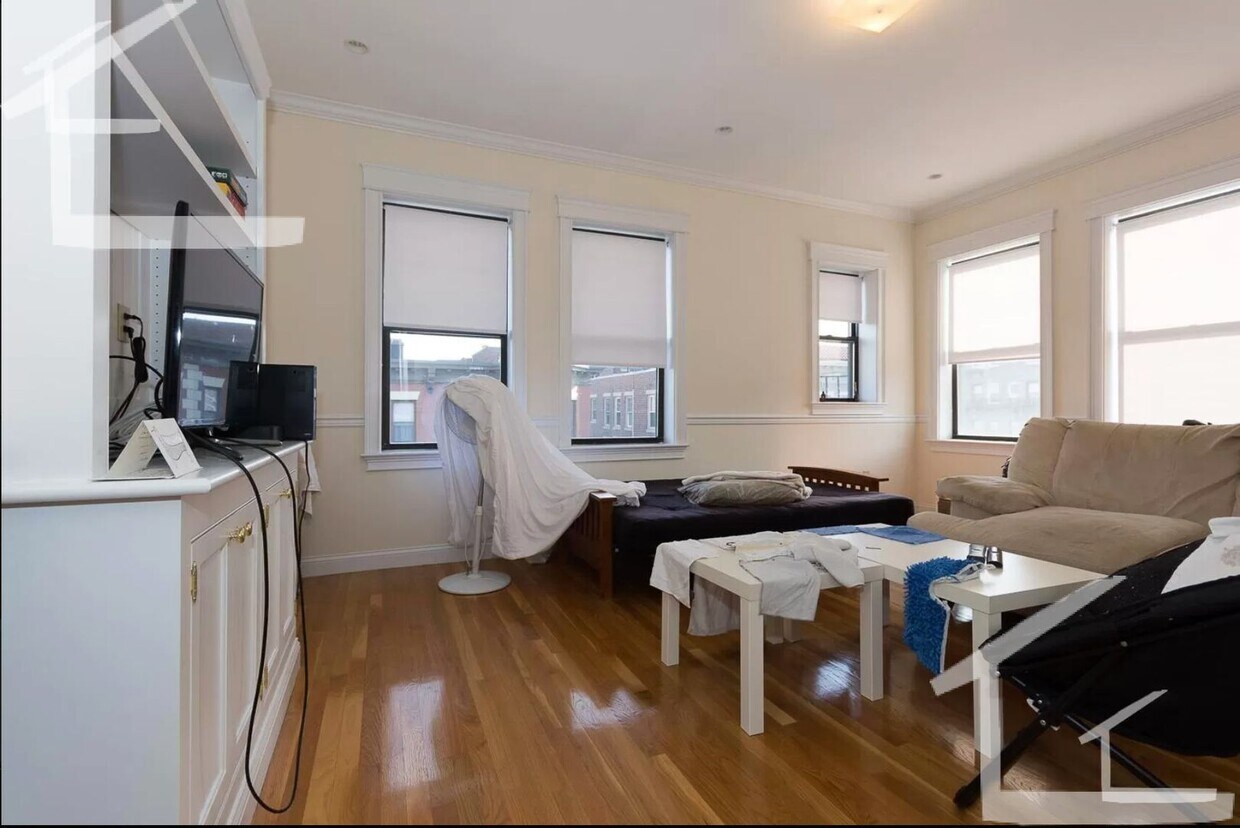 Sunny 4-bed, 2-bath in Allston Near the T- Huge Bedrooms! - Sunny 4-bed, 2-bath in Allston Near the T-  Huge Bedrooms!