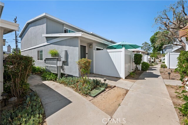 Foto del edificio - 25018 Eshelman Ave