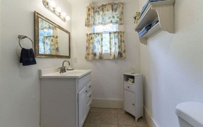 Baño - 1069 Elm St