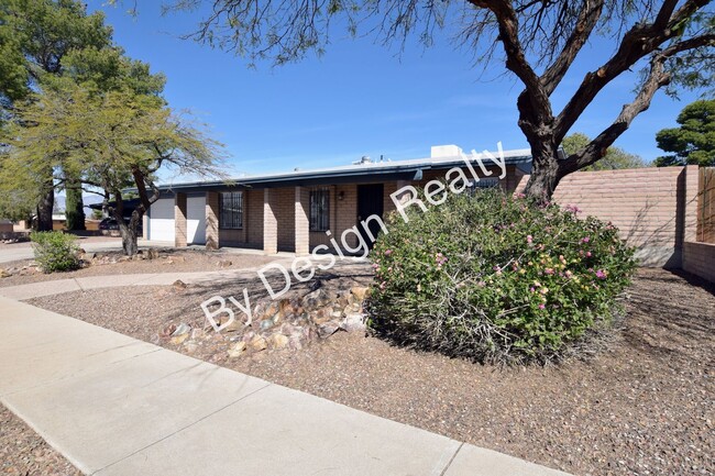 Building Photo - Eastside 3 Bed 2 Bath Gem with 2 Car Garage and Large Private Fenced Yard