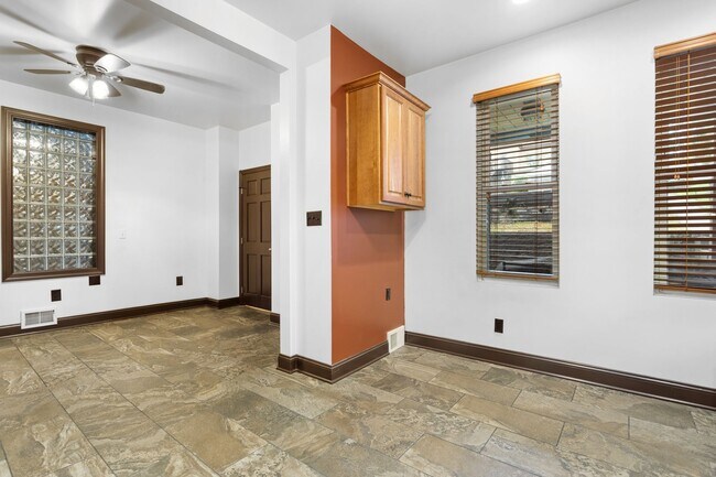 Foto del edificio - Large Updated 3 bedroom with Central Air