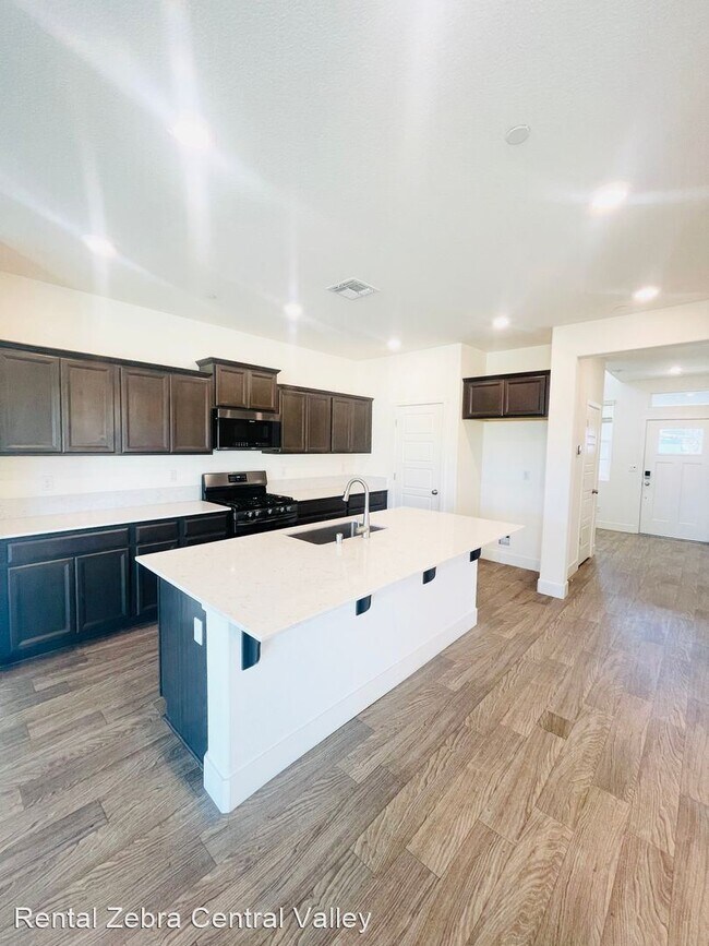 Foto del edificio - 5 br, 3 bath House - 2387 Explorador Drive