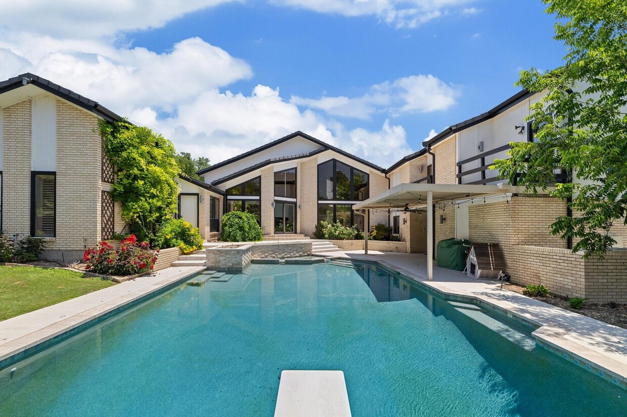 Foto principal - 10811 Royal Park Dr