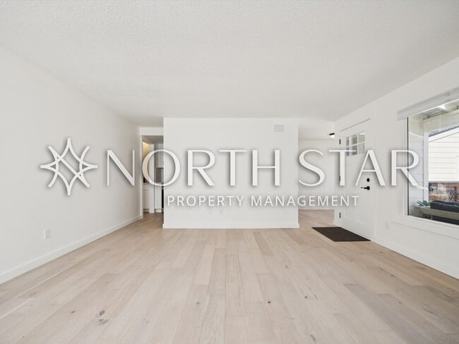 Building Photo - Remodeled Condo in the Heart of Old Town Lake Oswego