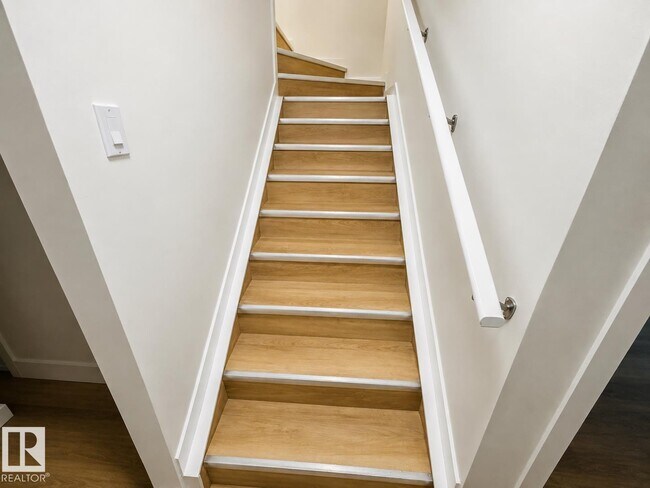 Photo du bâtiment - #BASEMENT 1913 209A ST NW