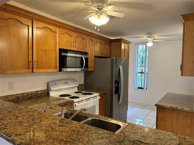 Foto del edificio - 6123 Coral Lake Dr