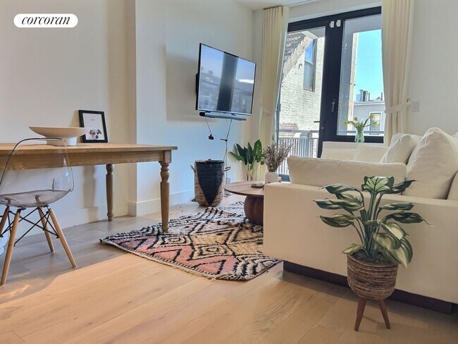 Foto del edificio - 738 Grand St