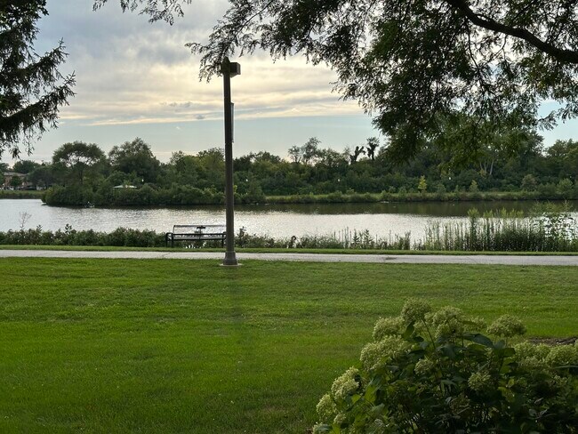 Foto del edificio - 1304 N Streamwood Ln