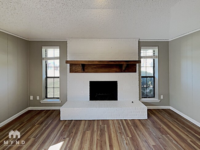 Building Photo - 405 Stoneybrook Dr