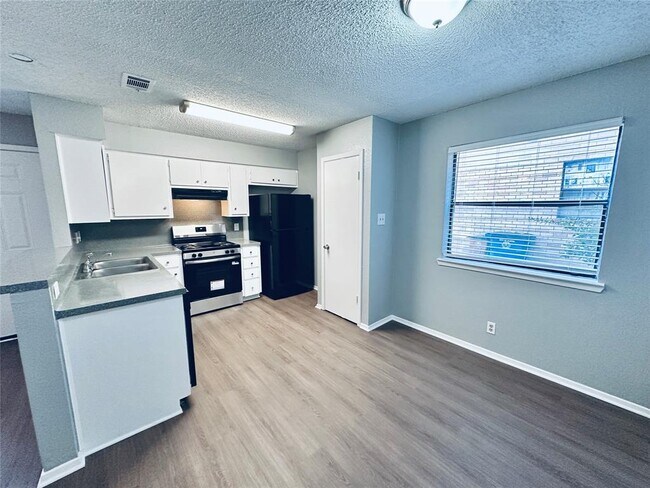 Building Photo - 5500 Rose Hill Cir