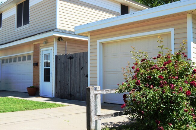 Building Photo - 1800 Plateau Ln