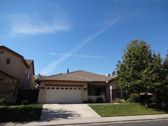 Foto del edificio - SINGLE STORY, 3 BEDROOM, 2 BATH, 2.5 CAR GARAGE, IN GATED COMMUNITY!