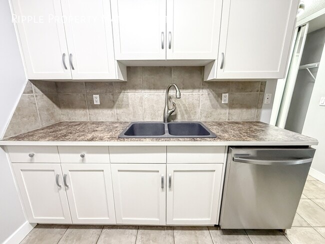 Building Photo - Modern 2 Beds, 2 Baths Apartment/Condo | A...