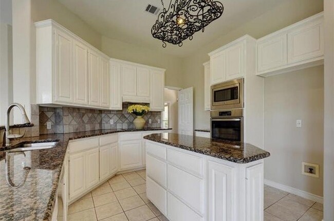 Foto del edificio - 404 Golf Crest Ln
