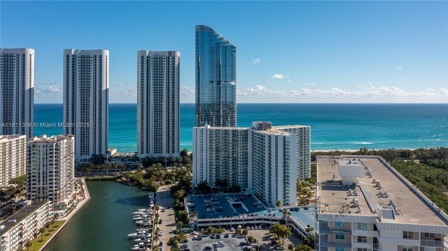 Foto del edificio - 100 Bayview Dr