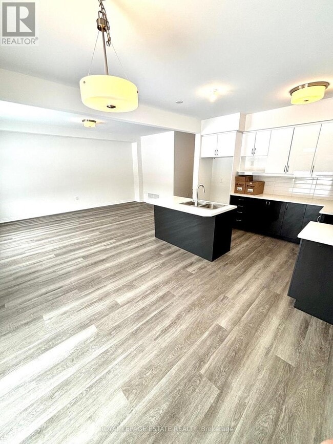 Building Photo - 3028 Sandy Acrs Ave