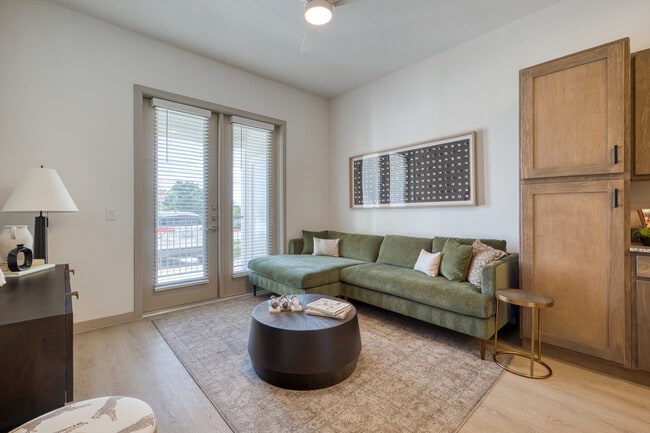 Amplia sala de estar con un diseño abierto y acogedor en Residence at Pearsall Park. - Residences at Pearsall Park - A 55+ Community