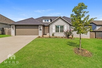 Building Photo - 6000 SW Peaceful Ave