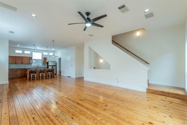 Building Photo - 1205 Kinney Ave